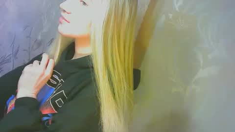 Snapshot of karolynafox chatting on 09.26.25 Caroline Fox online show from 09.26.25