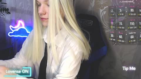 Caroline Fox online show from 04.04.26