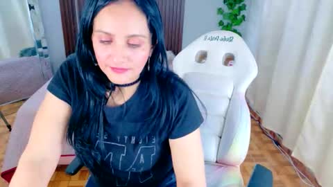 Snapshot of kataleya_29 chatting on 11.11.25 kate online show from 11.11.25