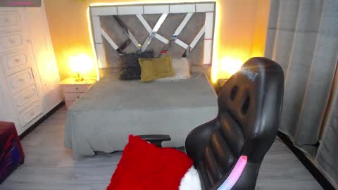 kate_lawrence_ online show from 02.08.25