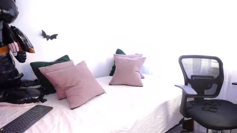 Snapshot of katejolie chatting on 10.15.25 Help me with rate thanks online show from 10.15.25