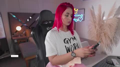 Snapshot of kateowens chatting on 11.12.25 Kate Owens online show from 11.12.25