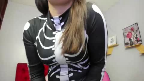 Snapshot of kathina_giraldo chatting on 10.30.25 Paola online show from 10.30.25