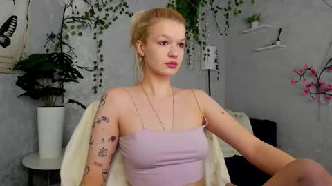 Snapshot of kati_li chatting on 02.16.26 kati_li online show from 02.16.26