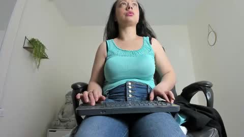 Snapshot of katia_gh chatting on 11.26.25 Katia online show from 11.26.25