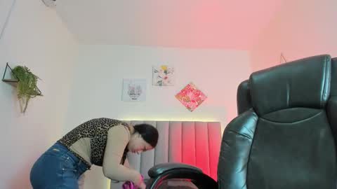 Snapshot of katia_gh chatting on 11.27.25 Katia online show from 11.27.25