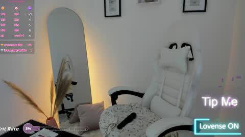 Snapshot of katialips_ chatting on 11.22.25 Katia online show from 11.22.25