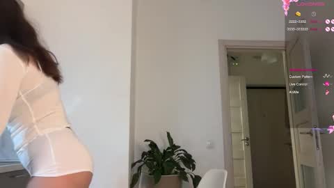 Snapshot of katie________ chatting on 10.26.25 Katienext stream online show from 10.26.25