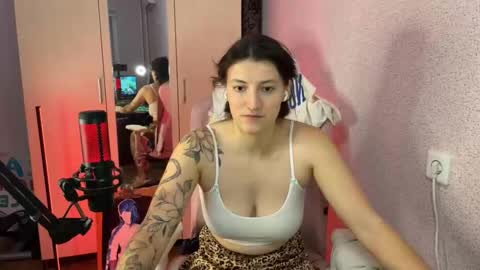Snapshot of katrin_kristal chatting on 03.01.25 naked in pvt show 100 tk online show from 03.01.25