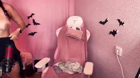 Snapshot of katrin_kristal chatting on 10.29.25 naked in pvt show 100 tk online show from 10.29.25