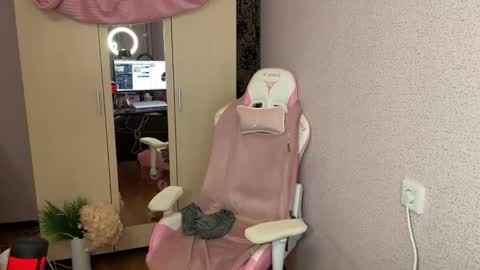 Snapshot of katrin_kristal chatting on 11.23.25 naked in pvt show 100 tk online show from 11.23.25