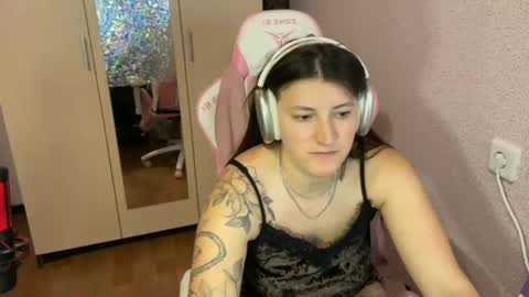 Snapshot of katrin_kristal chatting on 04.06.26 naked in pvt show 100 tk online show from 04.06.26