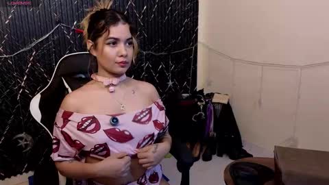 Snapshot of katt_bdsm chatting on 12.22.25 Katt online show from 12.22.25