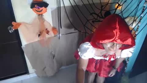 Snapshot of kattleyagray chatting on 10.31.25 KattleyaGrey online show from 10.31.25