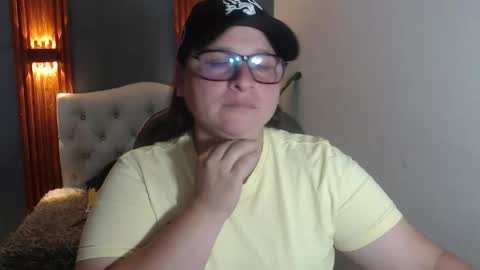 Snapshot of katty_findom_ chatting on 04.21.26 katty online show from 04.21.26