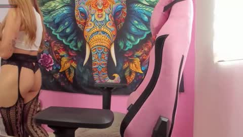 Snapshot of katy_simpsons chatting on 11.25.25 katy simpsons online show from 11.25.25