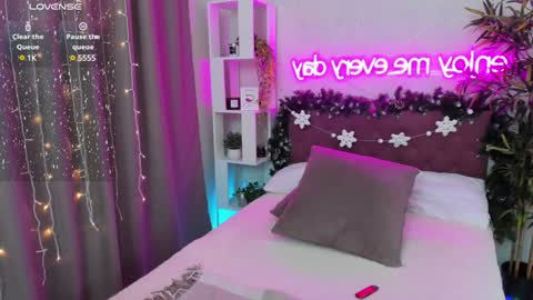 Snapshot of katyaneilson chatting on 01.05.25 Kate online show from 01.05.25