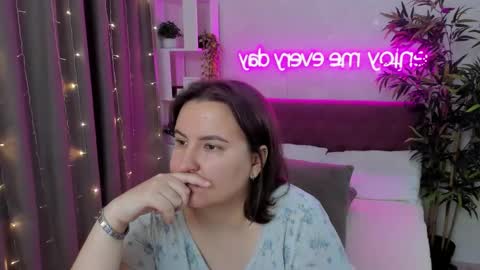 Snapshot of katyaneilson chatting on 09.24.25 Kate online show from 09.24.25