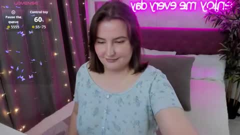 Snapshot of katyaneilson chatting on 10.15.25 Kate online show from 10.15.25