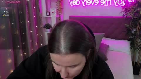 Snapshot of katyaneilson chatting on 05.12.26 Kate online show from 05.12.26