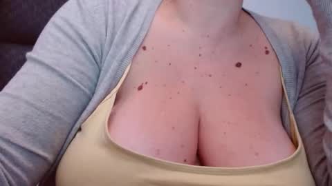 Snapshot of katynextdoor chatting on 10.29.25 Katy online show from 10.29.25