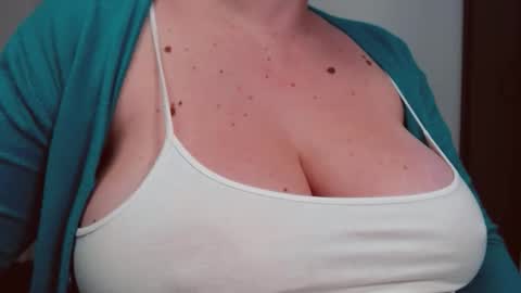 Snapshot of katynextdoor chatting on 11.10.25 Katy online show from 11.10.25