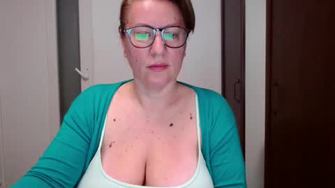 Snapshot of katynextdoor chatting on 11.17.25 Katy online show from 11.17.25