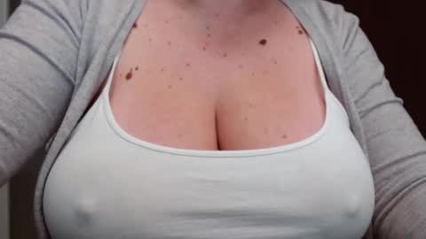 Snapshot of katynextdoor chatting on 11.18.25 Katy online show from 11.18.25