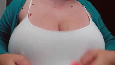 Snapshot of katynextdoor chatting on 11.19.25 Katy online show from 11.19.25