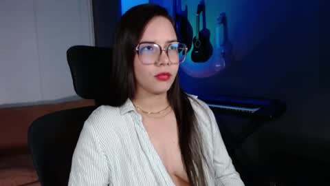 Snapshot of kay_avrill chatting on 12.02.25 Kay online show from 12.02.25