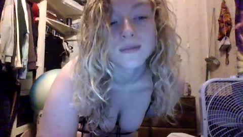 Snapshot of kaybug98 chatting on 02.19.25 kaybug98 online show from 02.19.25