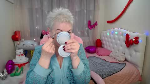 Snapshot of kaylesmoll chatting on 02.15.25 kaylesmoll online show from 02.15.25