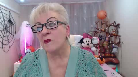 Snapshot of kaylesmoll chatting on 10.22.25 kaylesmoll online show from 10.22.25