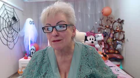 Snapshot of kaylesmoll chatting on 10.31.25 kaylesmoll online show from 10.31.25