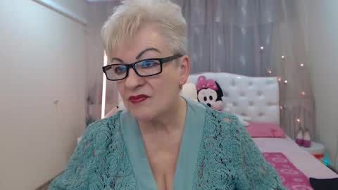 Snapshot of kaylesmoll chatting on 11.15.25 kaylesmoll online show from 11.15.25