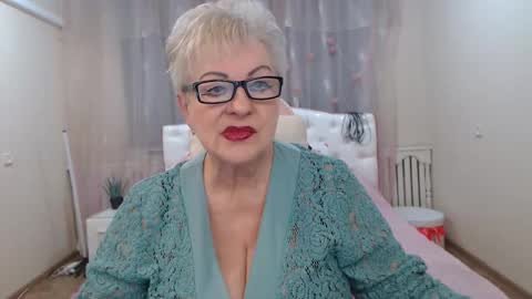 Snapshot of kaylesmoll chatting on 11.19.25 kaylesmoll online show from 11.19.25