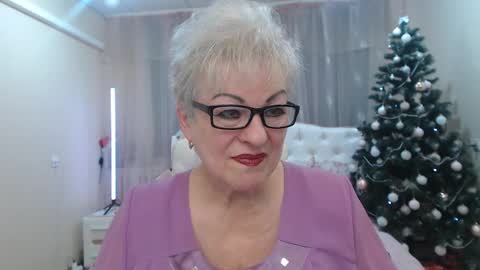 Snapshot of kaylesmoll chatting on 12.16.25 kaylesmoll online show from 12.16.25