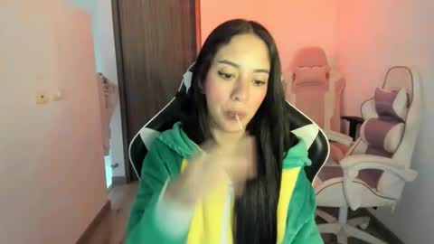 Snapshot of kaylie_xxx chatting on 10.28.25 kaylie online show from 10.28.25