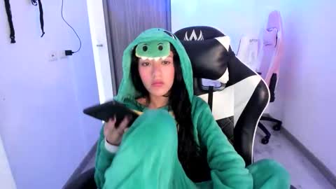 Snapshot of kaylie_xxx chatting on 11.19.25 kaylie online show from 11.19.25