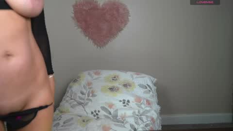 Snapshot of kb3301 chatting on 09.20.25 EliandKylie online show from 09.20.25