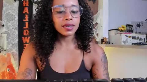 Snapshot of kelly__thomson chatting on 10.30.25 kelly__thomson online show from 10.30.25