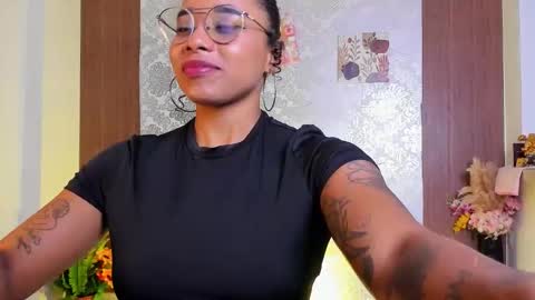 Snapshot of kelly__thomson chatting on 11.15.25 kelly__thomson online show from 11.15.25