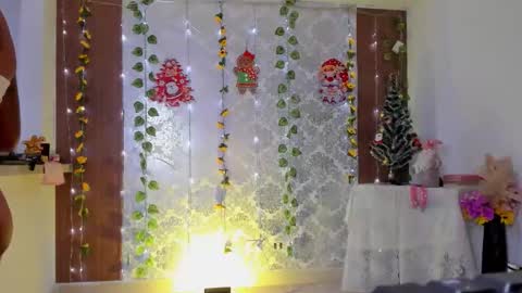 Snapshot of kelly__thomson chatting on 12.14.25 kelly__thomson online show from 12.14.25