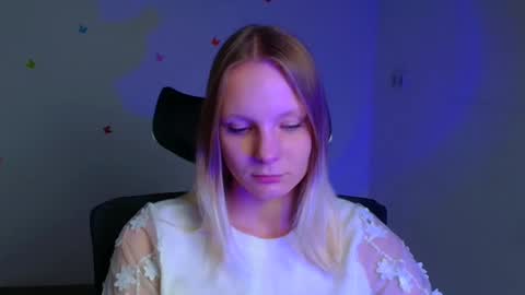 Snapshot of kelly_lly chatting on 09.29.25 Kelly online show from 09.29.25