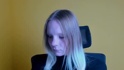Snapshot of kelly_lly chatting on 09.30.25 Kelly online show from 09.30.25