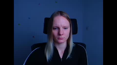 Snapshot of kelly_lly chatting on 10.03.25 Kelly online show from 10.03.25