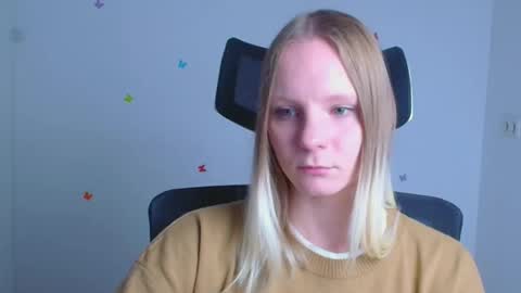 Snapshot of kelly_lly chatting on 10.04.25 Kelly online show from 10.04.25