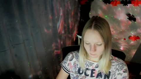 Snapshot of kelly_lly chatting on 10.20.25 Kelly online show from 10.20.25