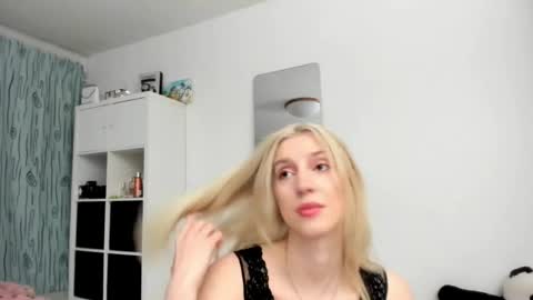 Snapshot of kenziedawton chatting on 04.20.26 Kenzie online show from 04.20.26