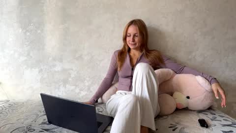 Snapshot of kerryrusell chatting on 11.07.25 Elizabeth online show from 11.07.25